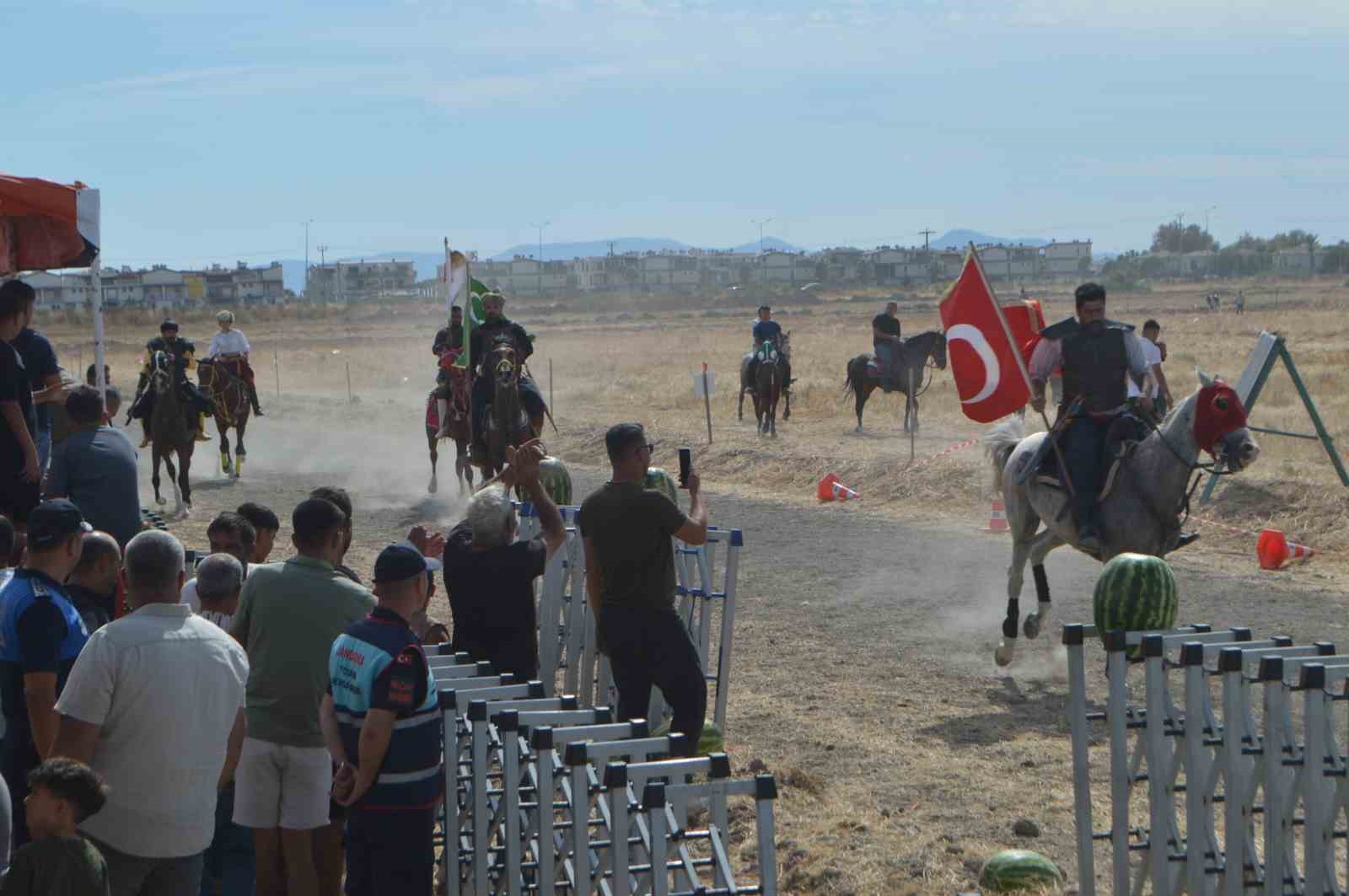 Ayvalık’ta rahvan at yarışlarında 100 at piste çıktı