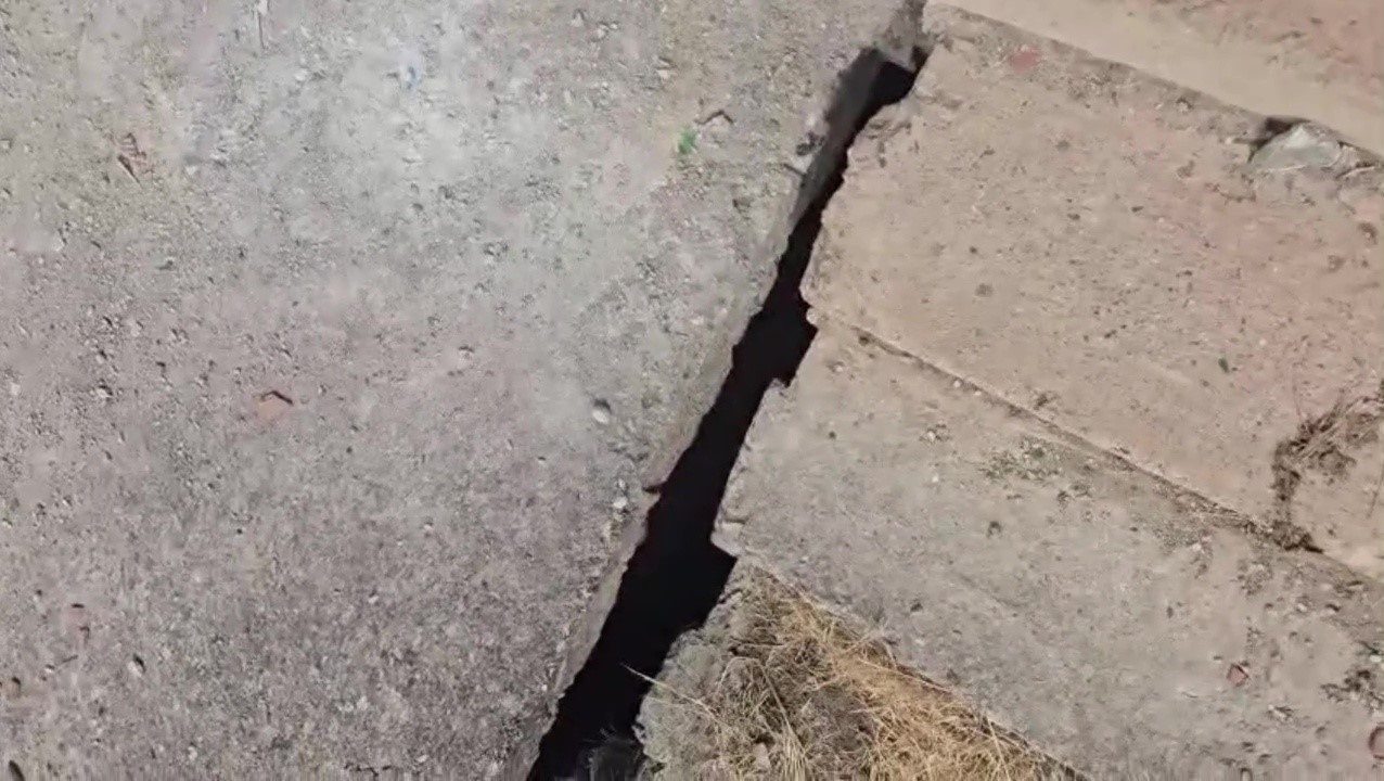 Karacabey’de 30 yıldır tamamlanmayı bekleyen bina mahalleliyi tedirgin ediyor