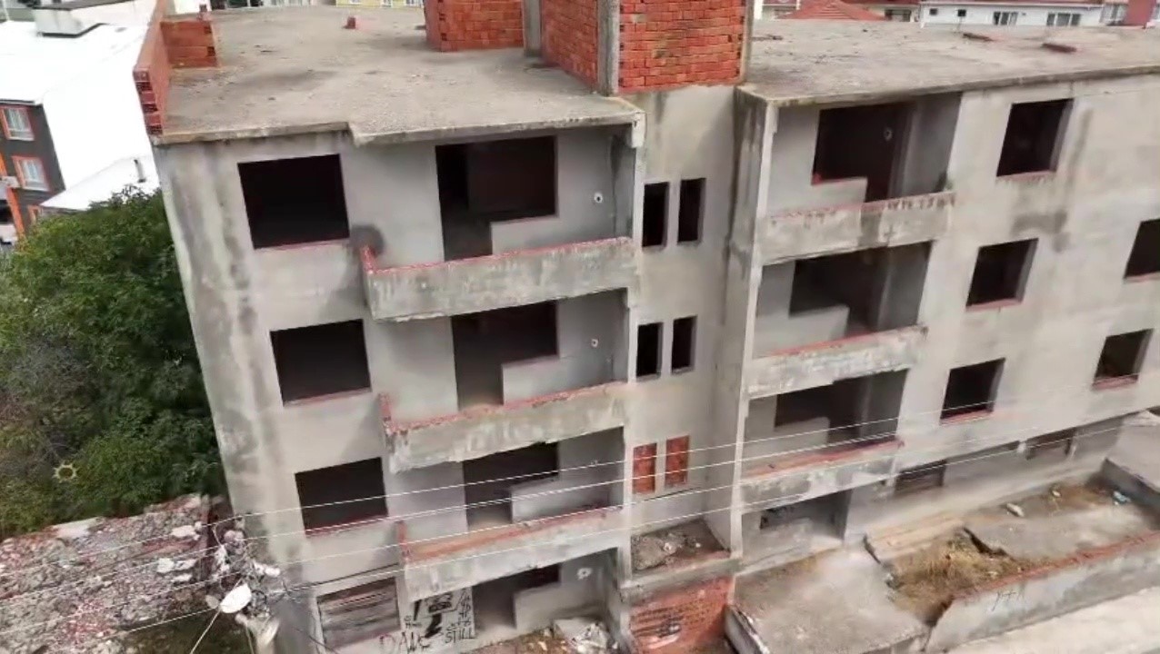 Karacabey’de 30 yıldır tamamlanmayı bekleyen bina mahalleliyi tedirgin ediyor