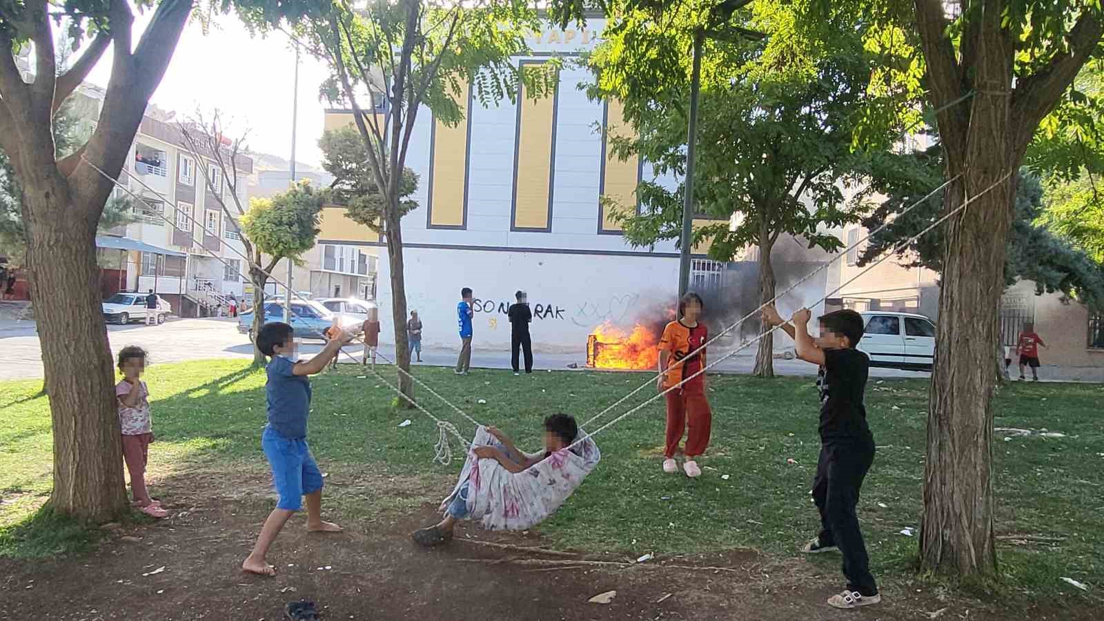 Sokaktaki koltuğu ateşe veren çocuklar sonra söndürmeye çalıştı