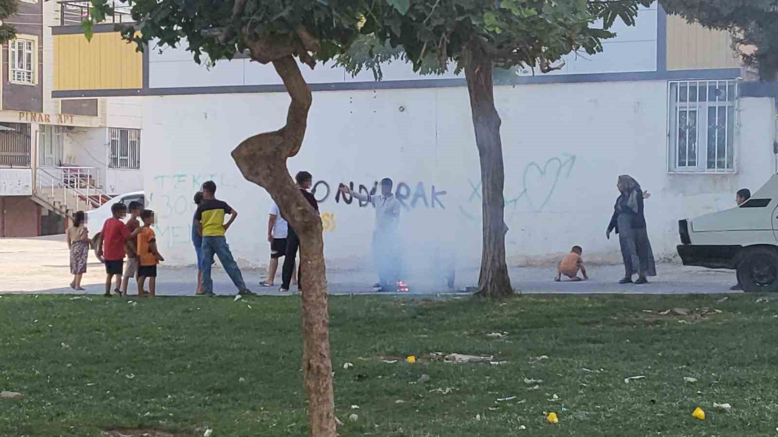 Sokaktaki koltuğu ateşe veren çocuklar sonra söndürmeye çalıştı