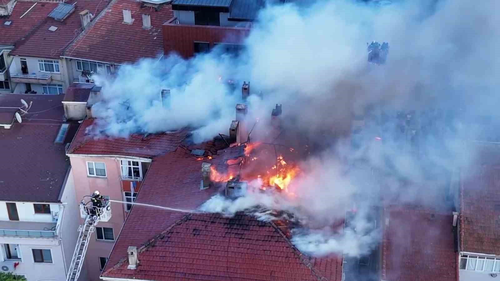 Kocaeli’de binanın çatısı alev alev yandı