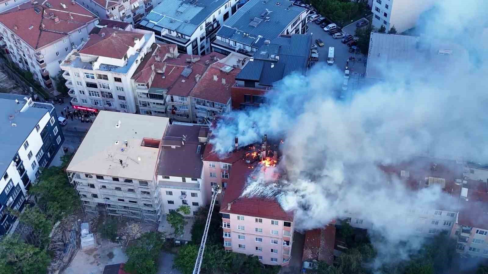 Kocaeli’de binanın çatısı alev alev yandı