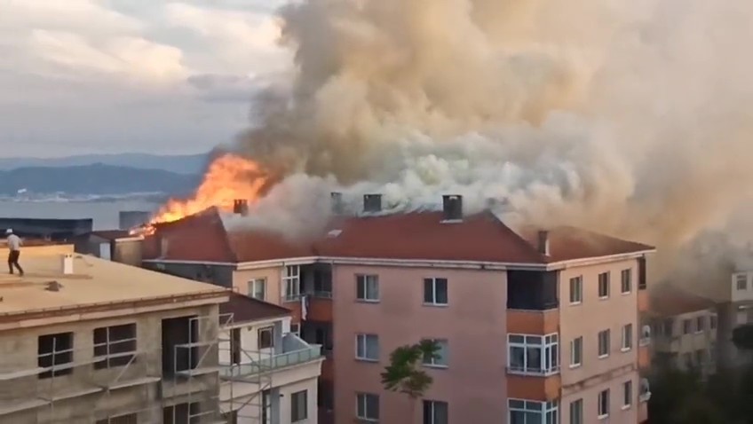 Kocaeli’de binanın çatısı alev alev yandı
