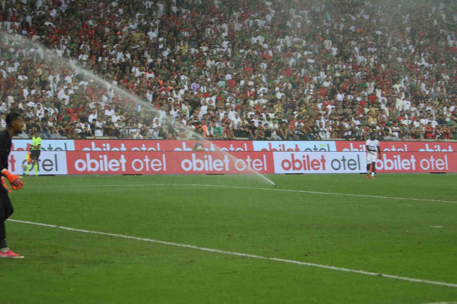 Amed Sportif Faaliyetler Beşiktaş maçı oynanırken, saha sulama sistemi açıldı