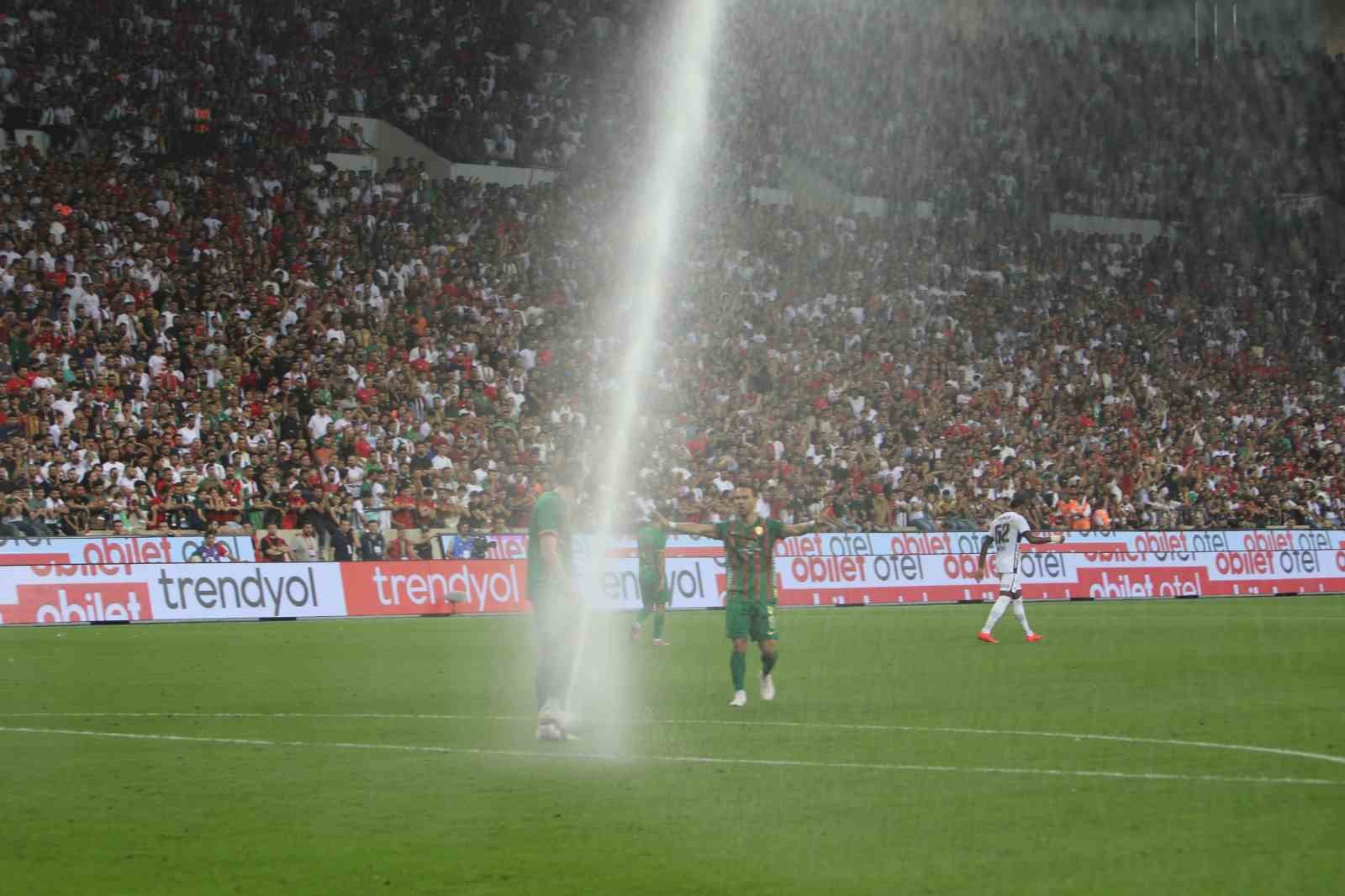 Amed Sportif Faaliyetler Beşiktaş maçı oynanırken, saha sulama sistemi açıldı