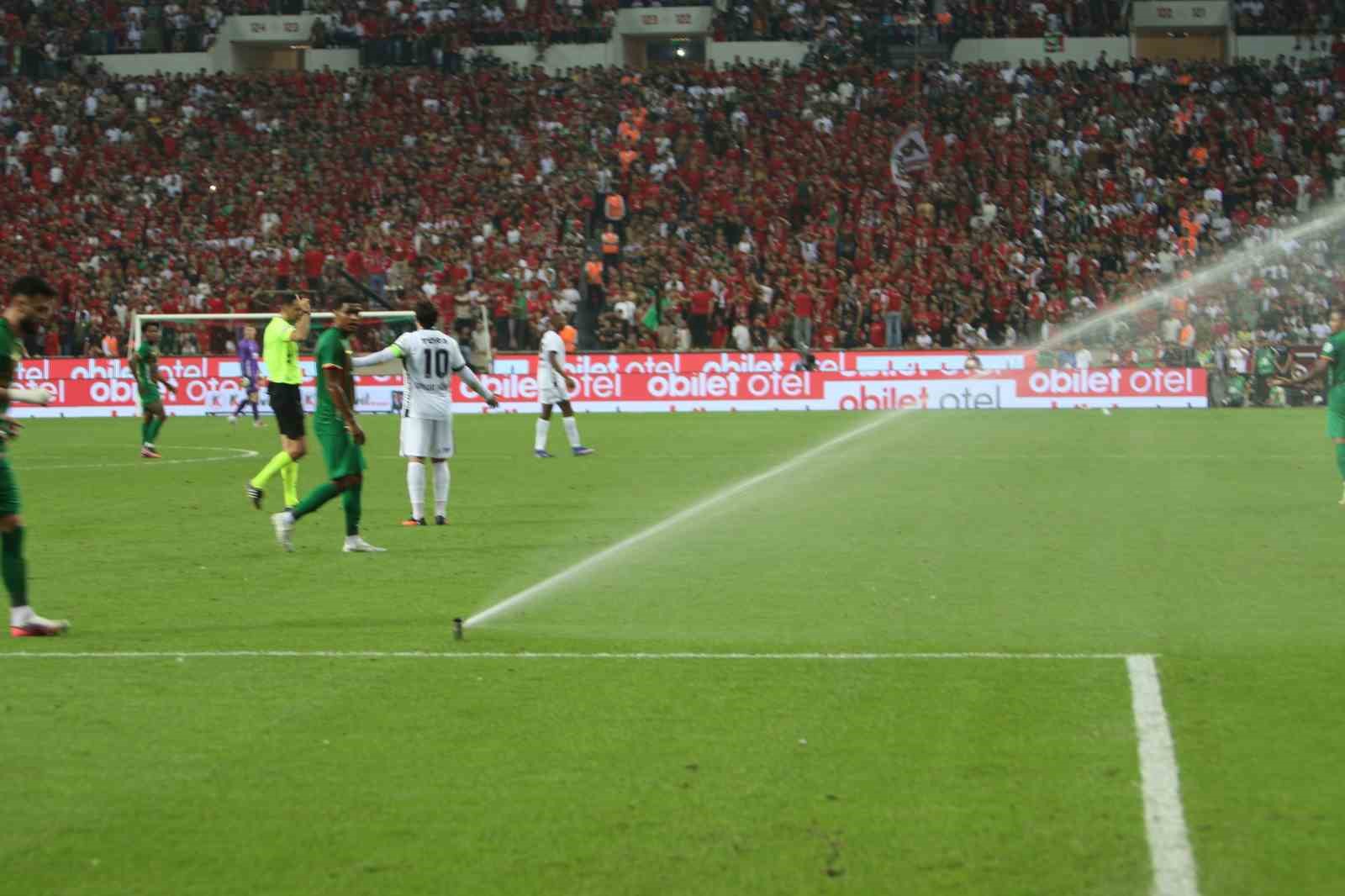 Amed Sportif Faaliyetler Beşiktaş maçı oynanırken, saha sulama sistemi açıldı