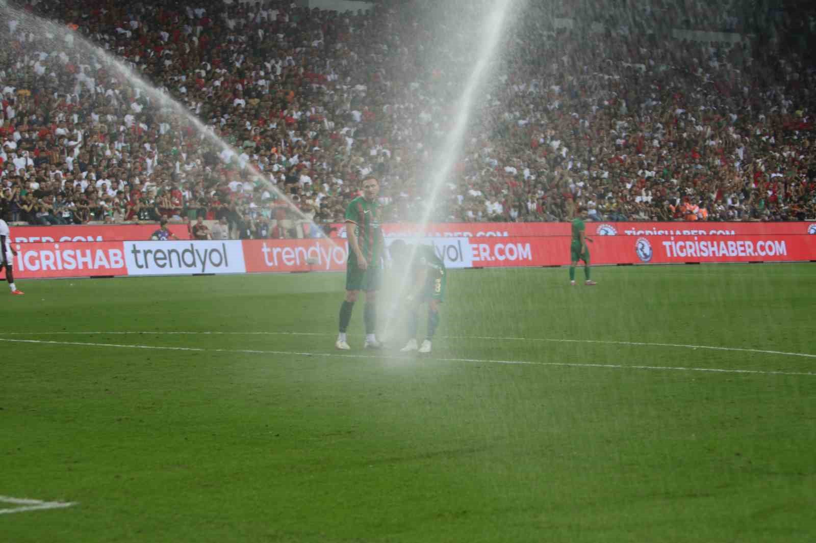 Amed Sportif Faaliyetler Beşiktaş maçı oynanırken, saha sulama sistemi açıldı