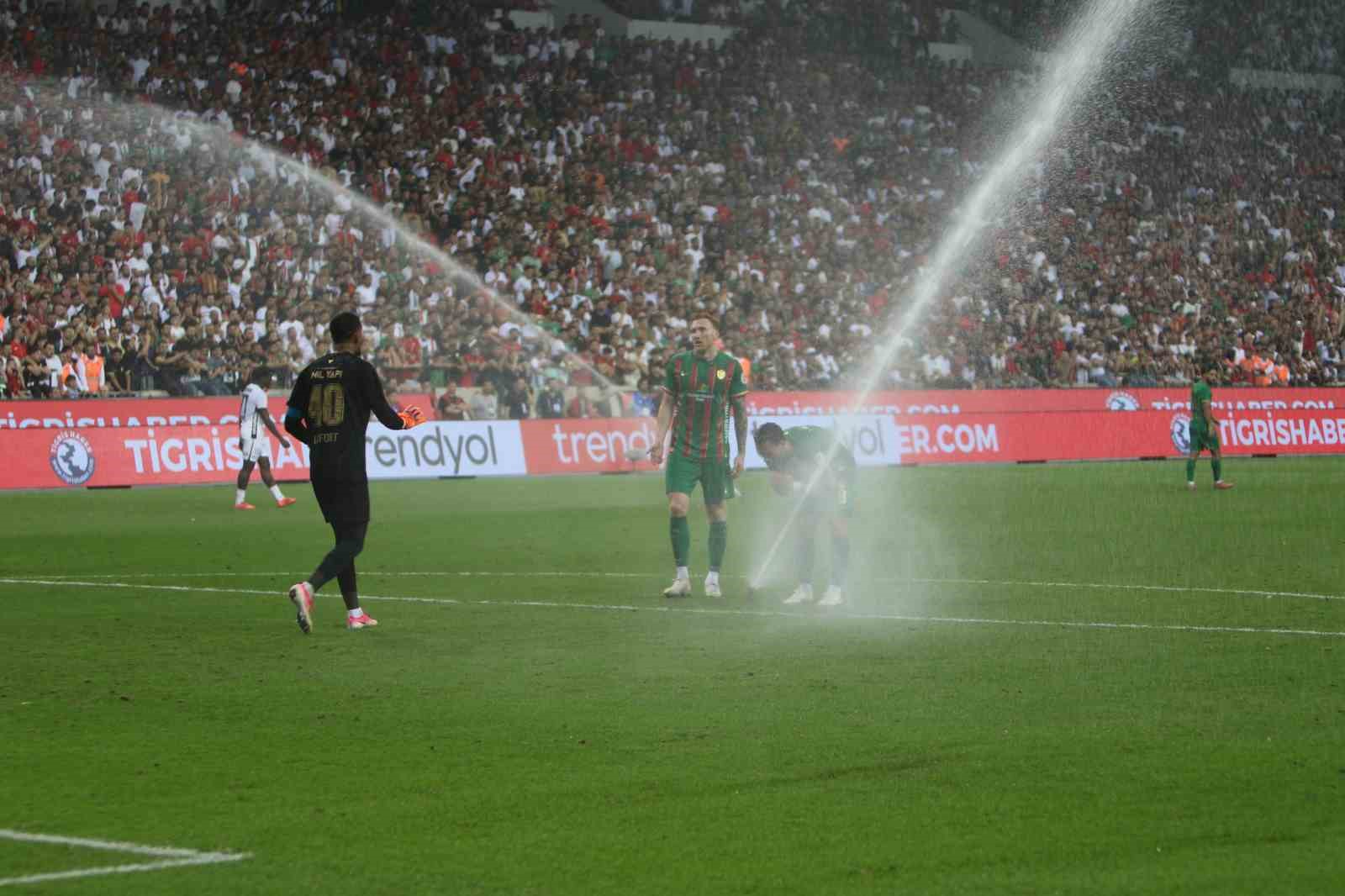 Amed Sportif Faaliyetler Beşiktaş maçı oynanırken, saha sulama sistemi açıldı