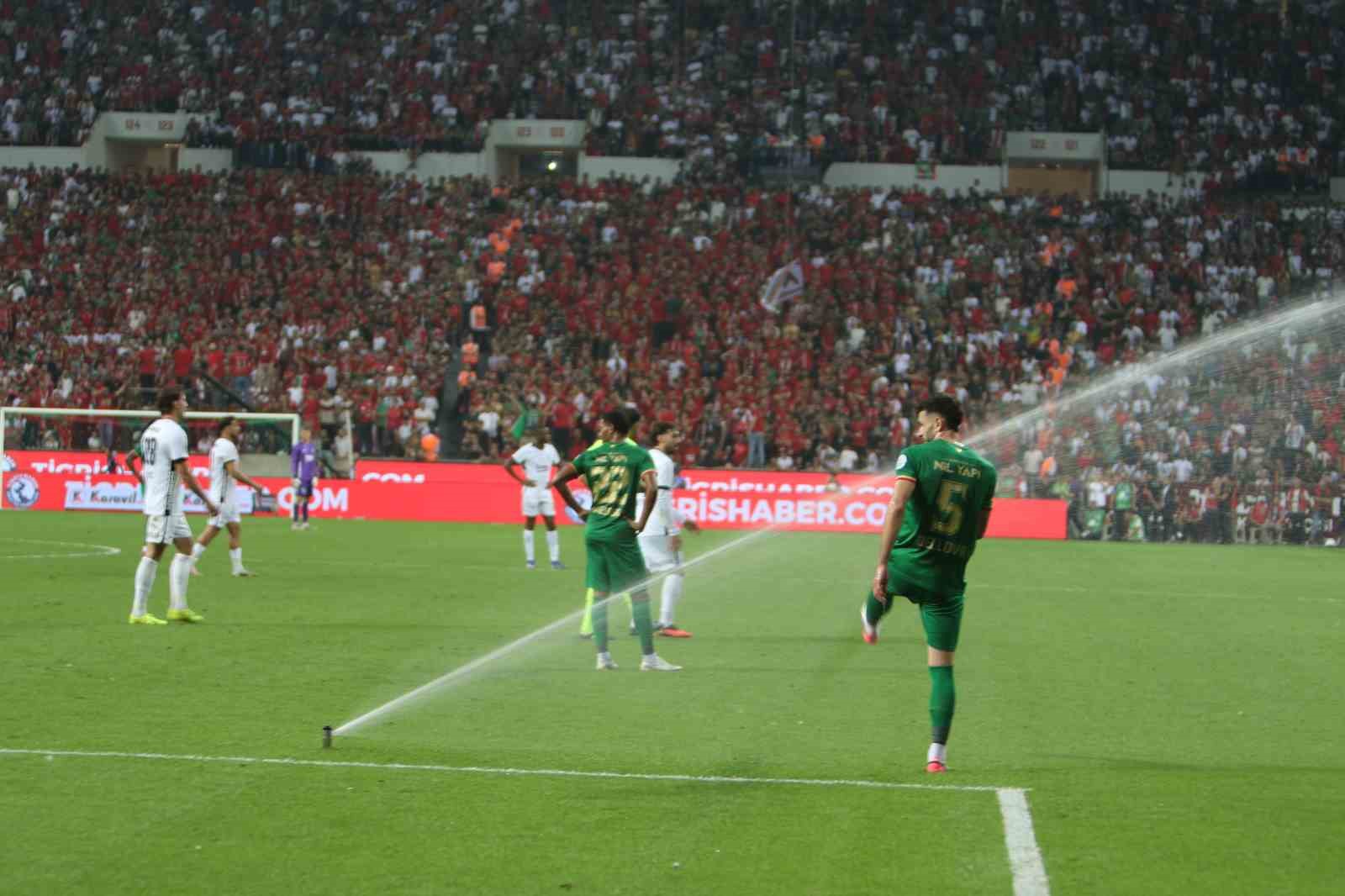 Amed Sportif Faaliyetler Beşiktaş maçı oynanırken, saha sulama sistemi açıldı