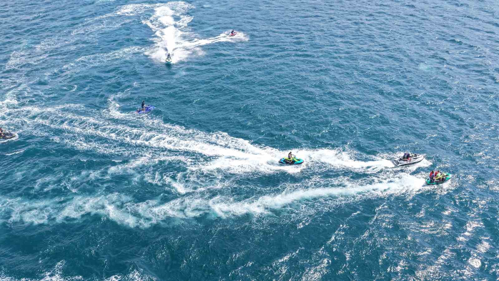İstanbul Boğazı’nda görkemli yaza veda: Yüzlerce jet ski boğazda görsel şölen oluşturdu