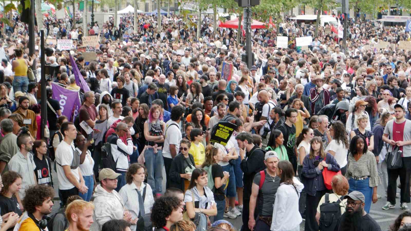Paris’te binlerce kişi, polis ve jandarmanın silah kullanımına ilişkin yasaya karşı sokaklara döküldü