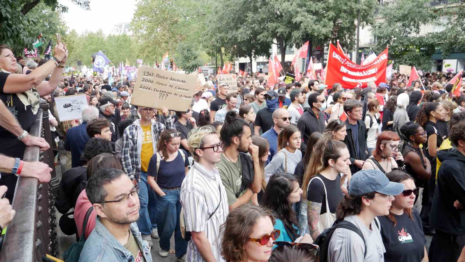 Paris’te binlerce kişi, polis ve jandarmanın silah kullanımına ilişkin yasaya karşı sokaklara döküldü