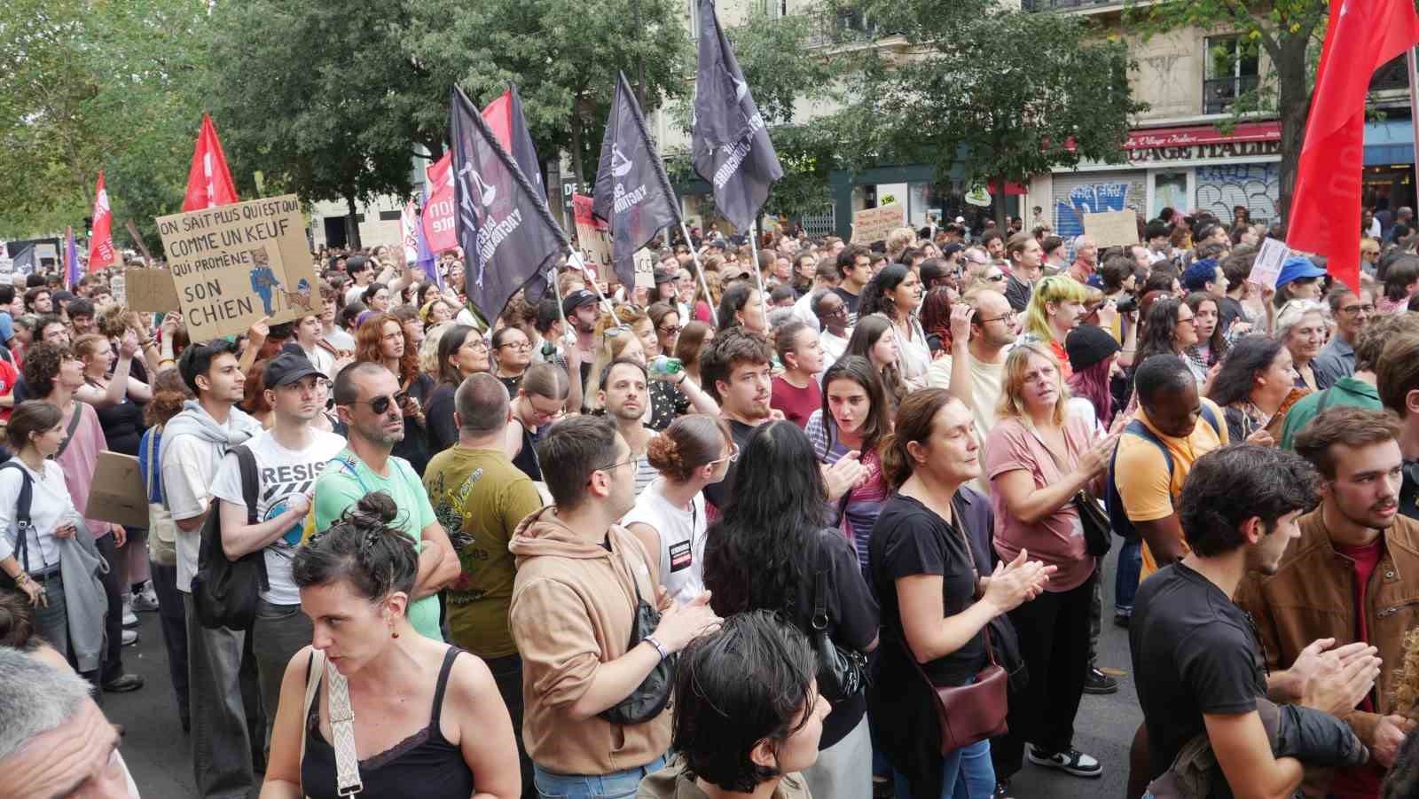 Paris’te binlerce kişi, polis ve jandarmanın silah kullanımına ilişkin yasaya karşı sokaklara döküldü