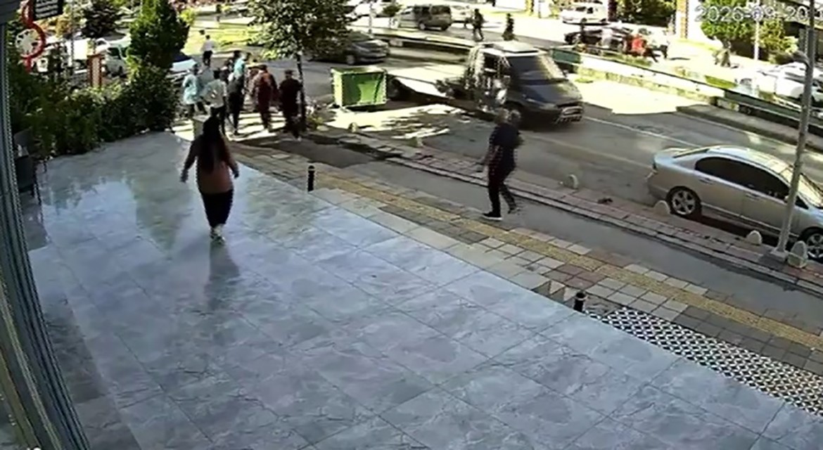 Malatya’da minibüsün karşı şeride geçtiği kazada motokurye saniyelerle kurtuldu