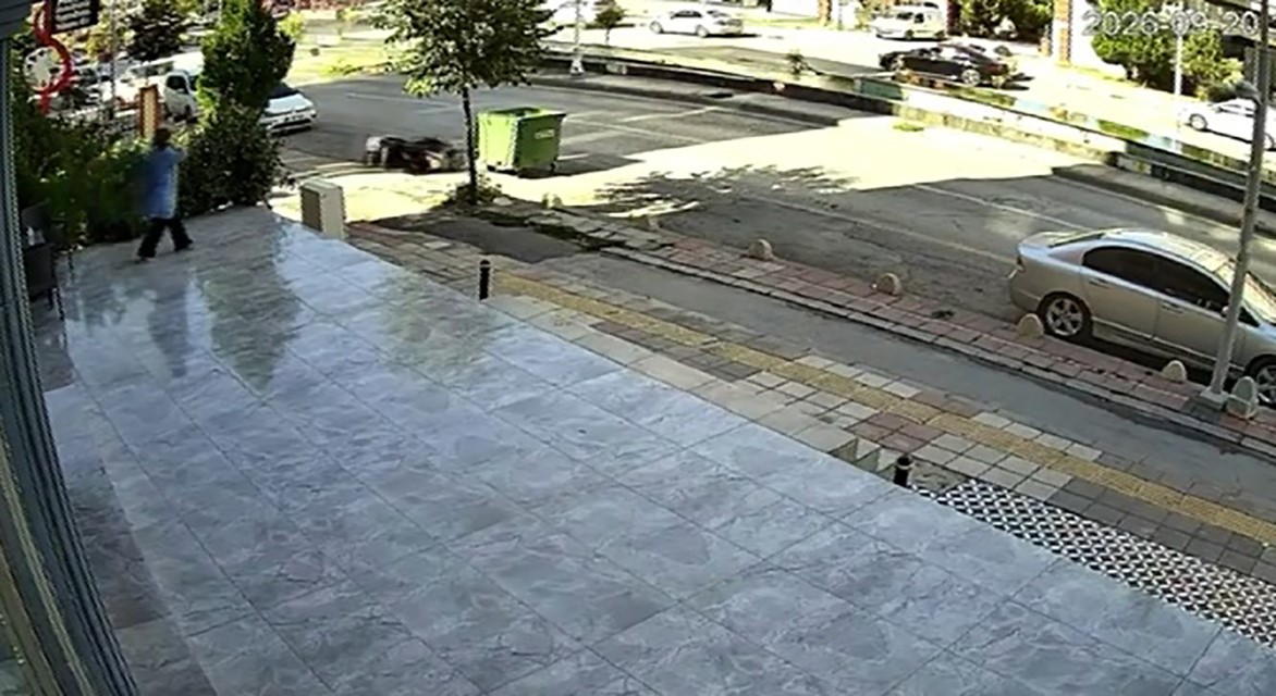 Malatya’da minibüsün karşı şeride geçtiği kazada motokurye saniyelerle kurtuldu