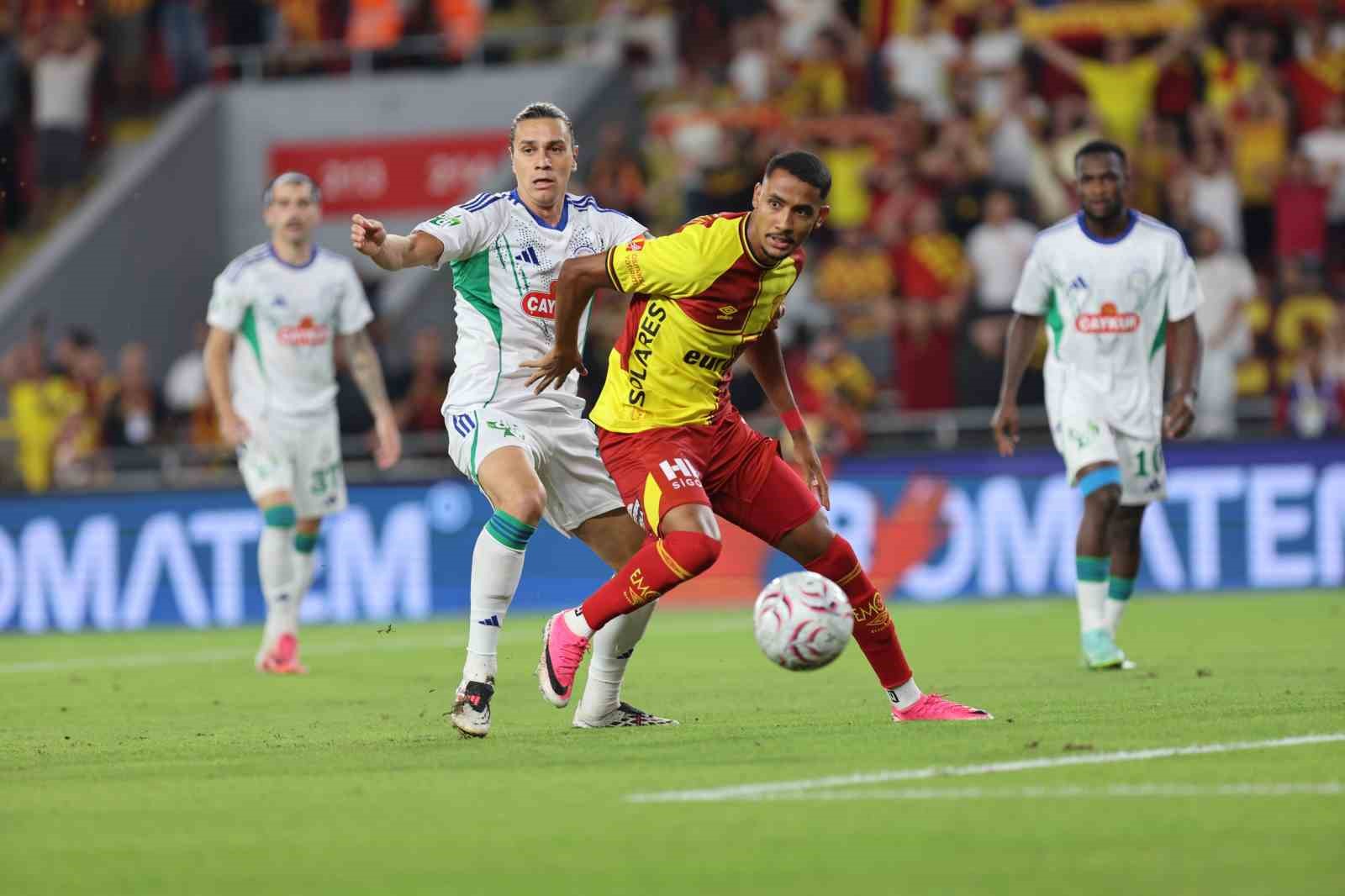 Trendyol Süper Lig: Göztepe: 1 - Çaykur Rizespor: 0 (İlk yarı)