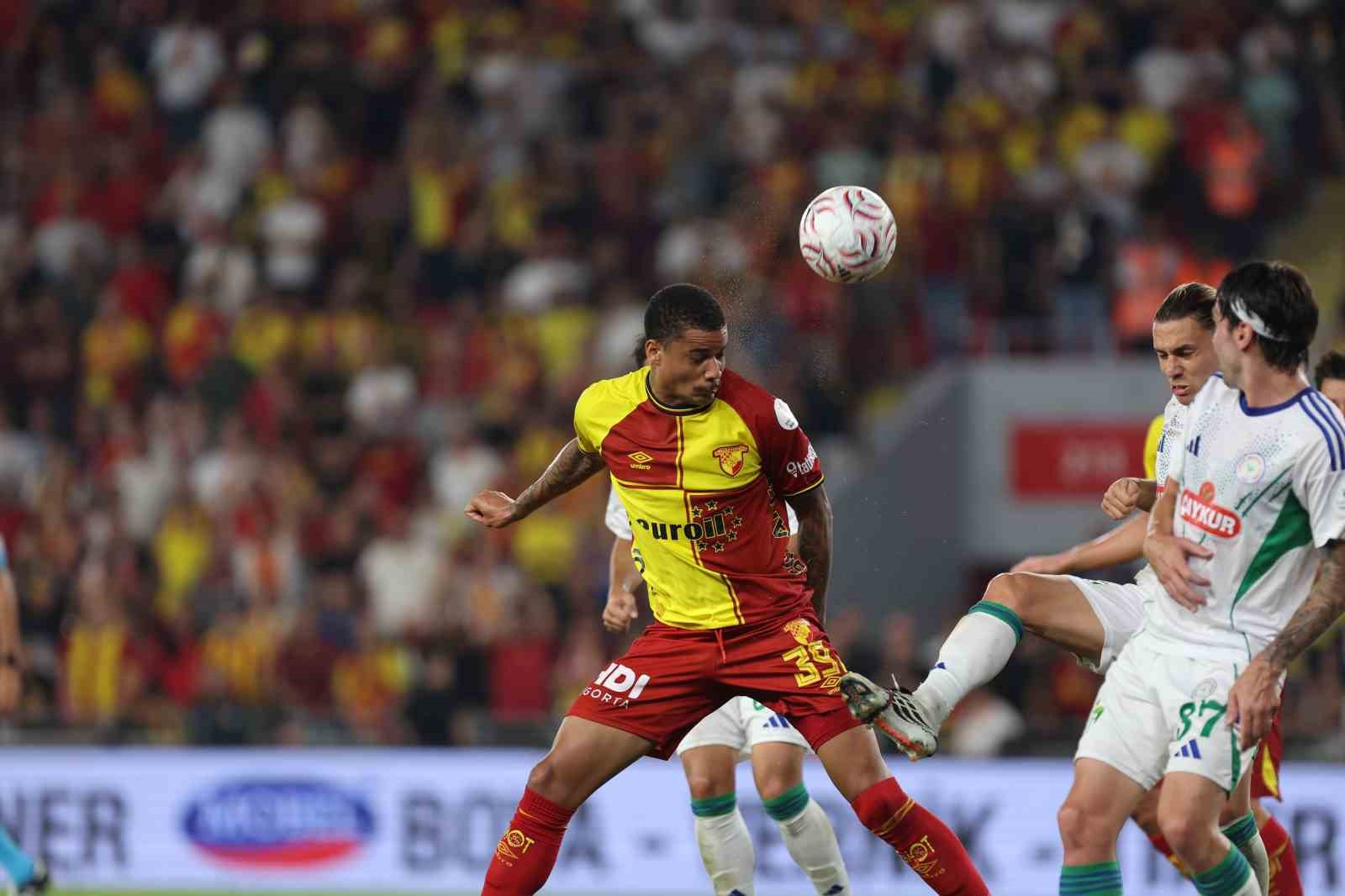 Trendyol Süper Lig: Göztepe: 1 - Çaykur Rizespor: 0 (İlk yarı)
