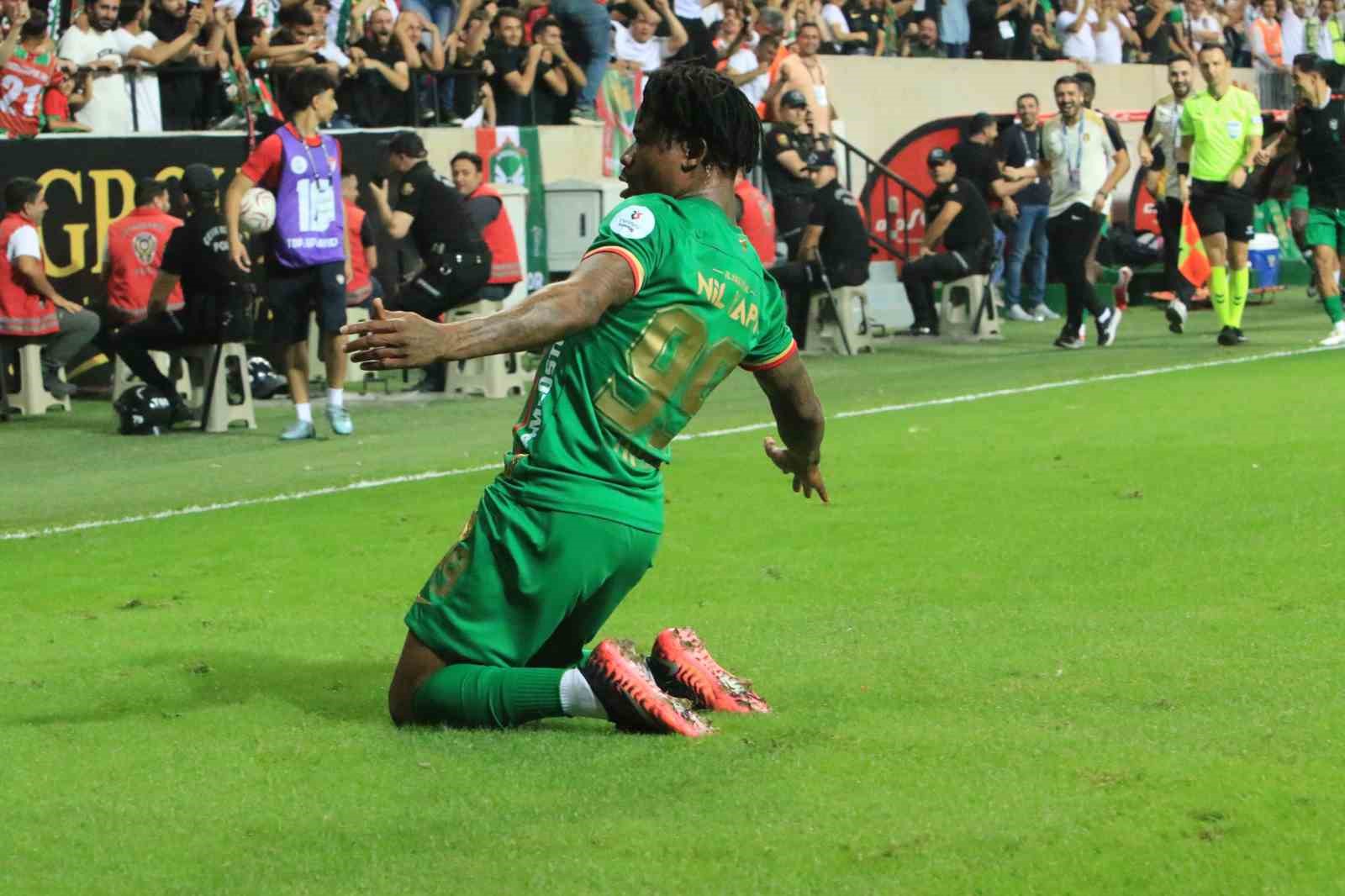 Trendyol Süper Lig: Amed Sportif Faaliyetler: 2 - Beşiktaş: 0 (İlk yarı)