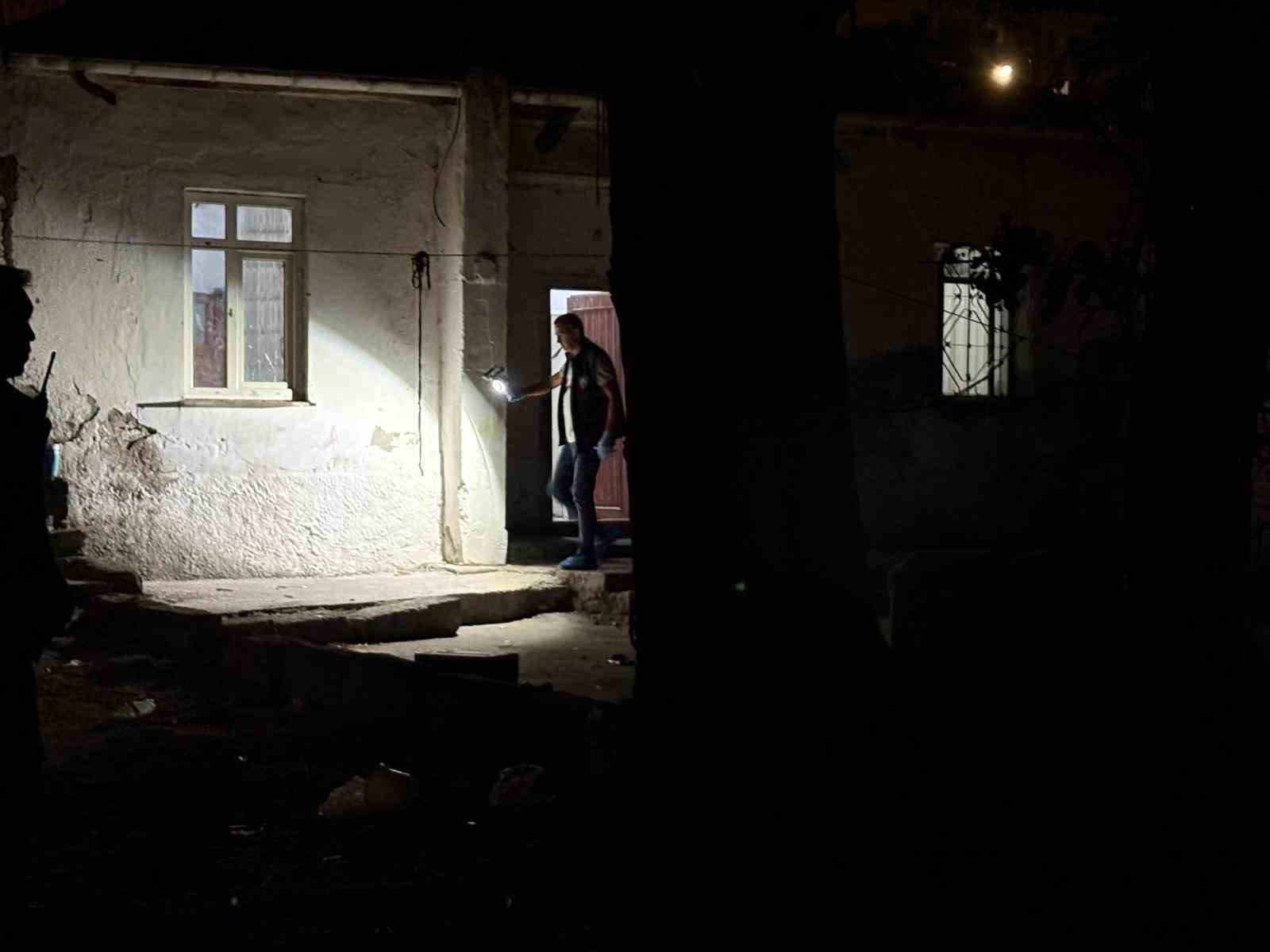 Evinde bıçaklı saldırıya uğrayan 12 yaşındaki çocuk yaralandı