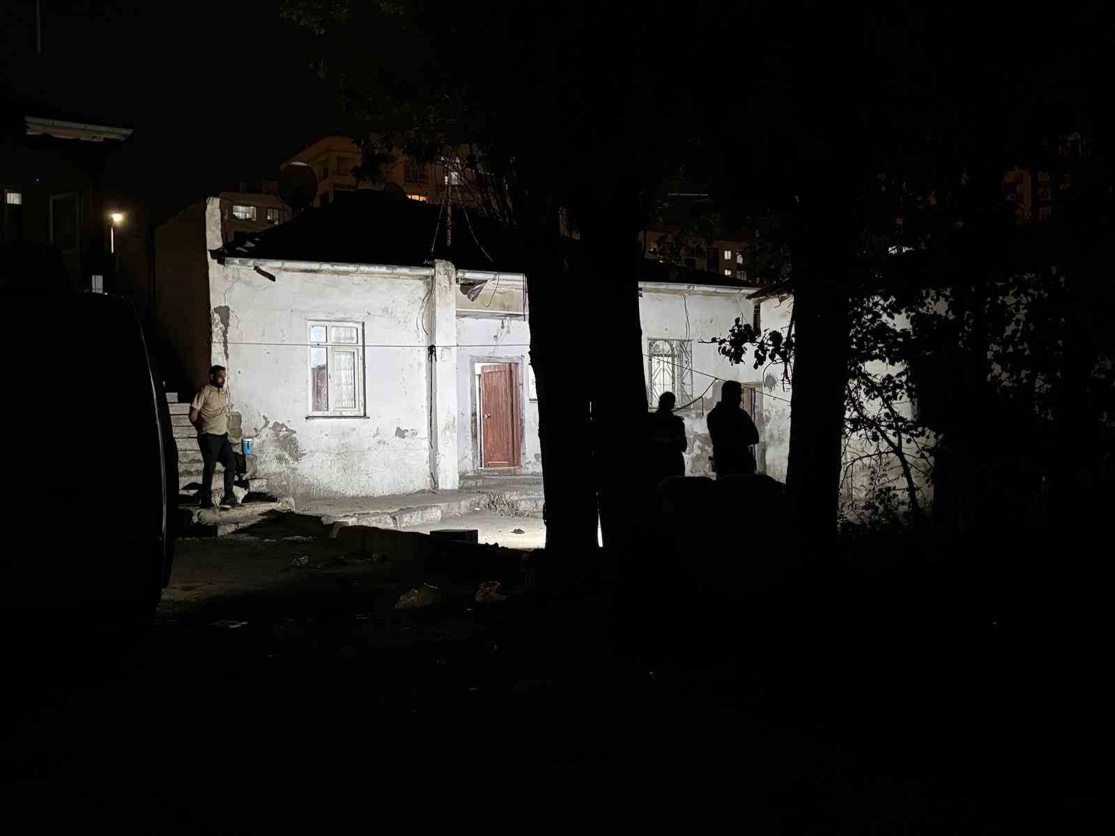 Evinde bıçaklı saldırıya uğrayan 12 yaşındaki çocuk yaralandı