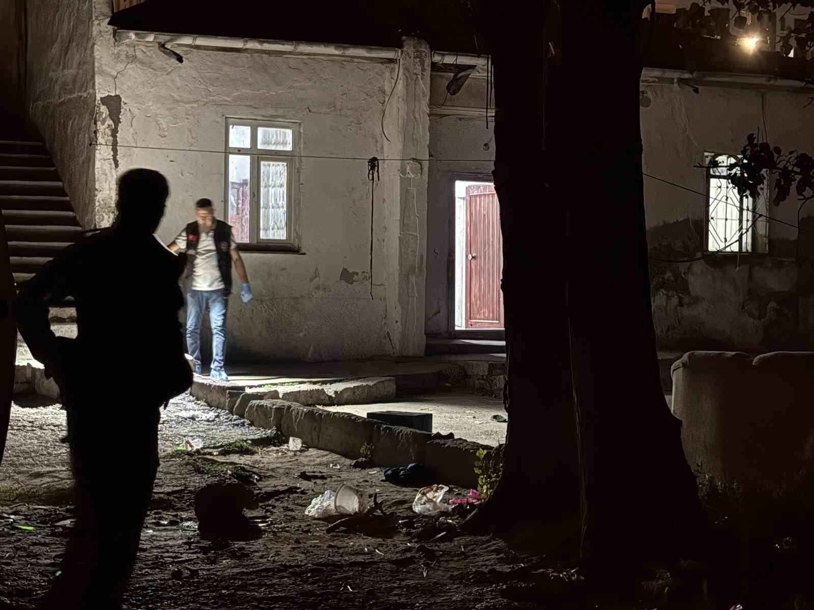 Evinde bıçaklı saldırıya uğrayan 12 yaşındaki çocuk yaralandı