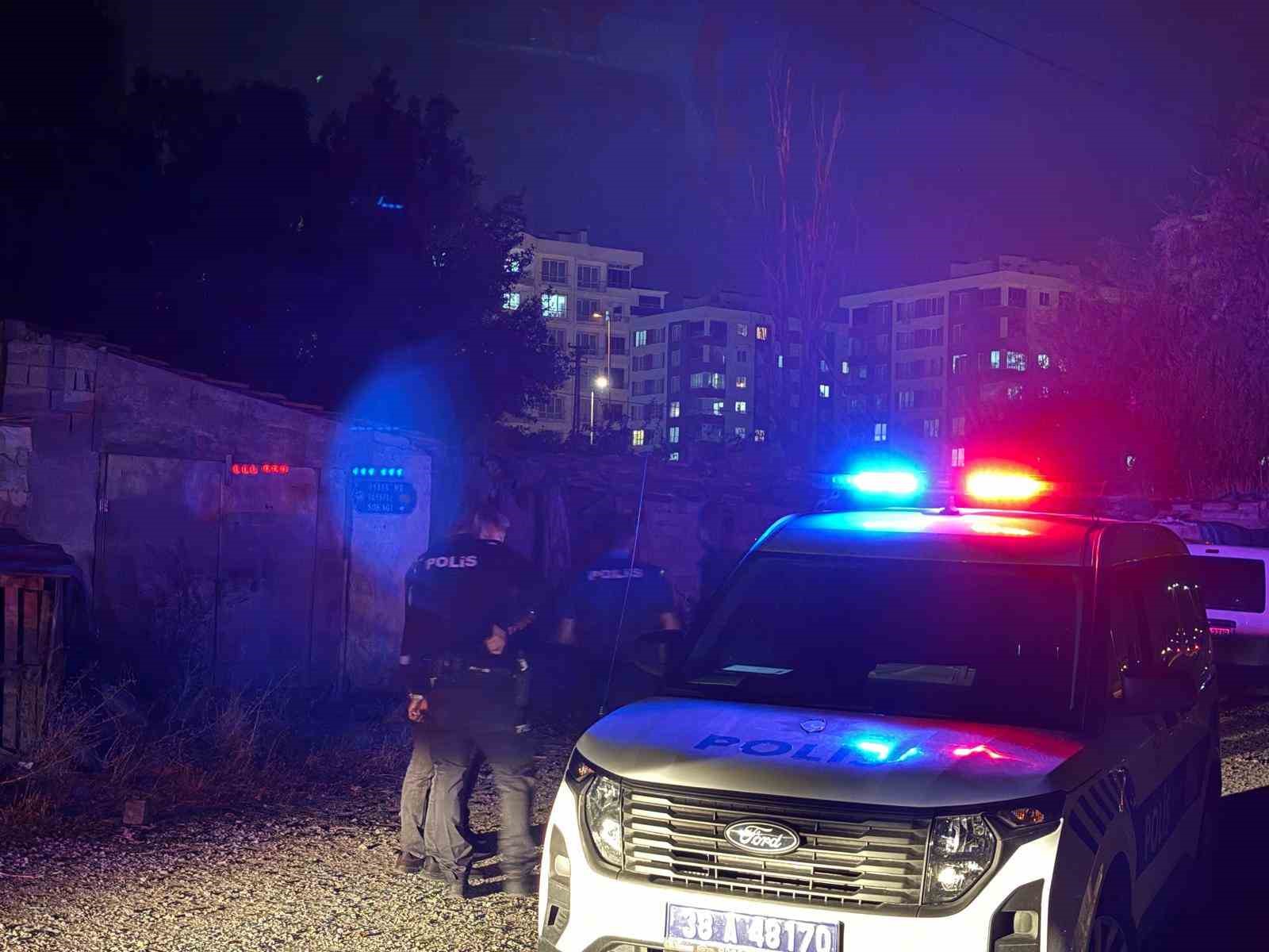 Evinde bıçaklı saldırıya uğrayan 12 yaşındaki çocuk yaralandı
