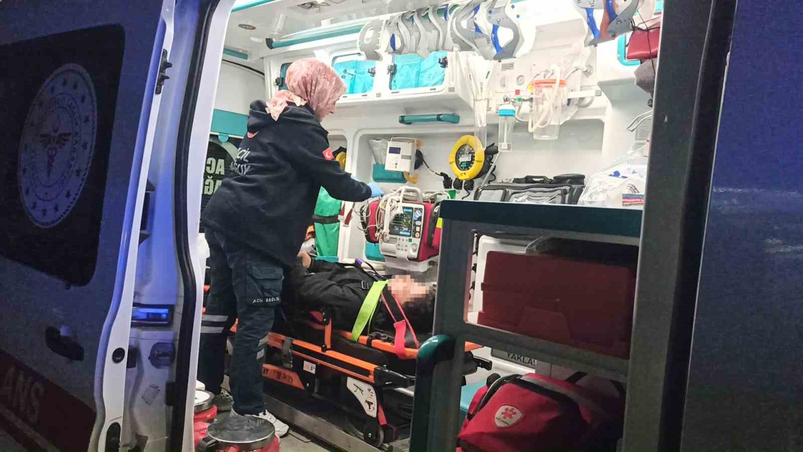 Otomobil ile motosiklet çarpıştı: 3 yaralı