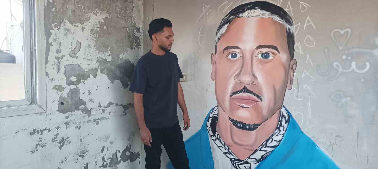 Gazze’de bir sanatçı daha, Filistin’i destekleyen ABD’li rapçi Macklemore’un duvar resmini yaptı