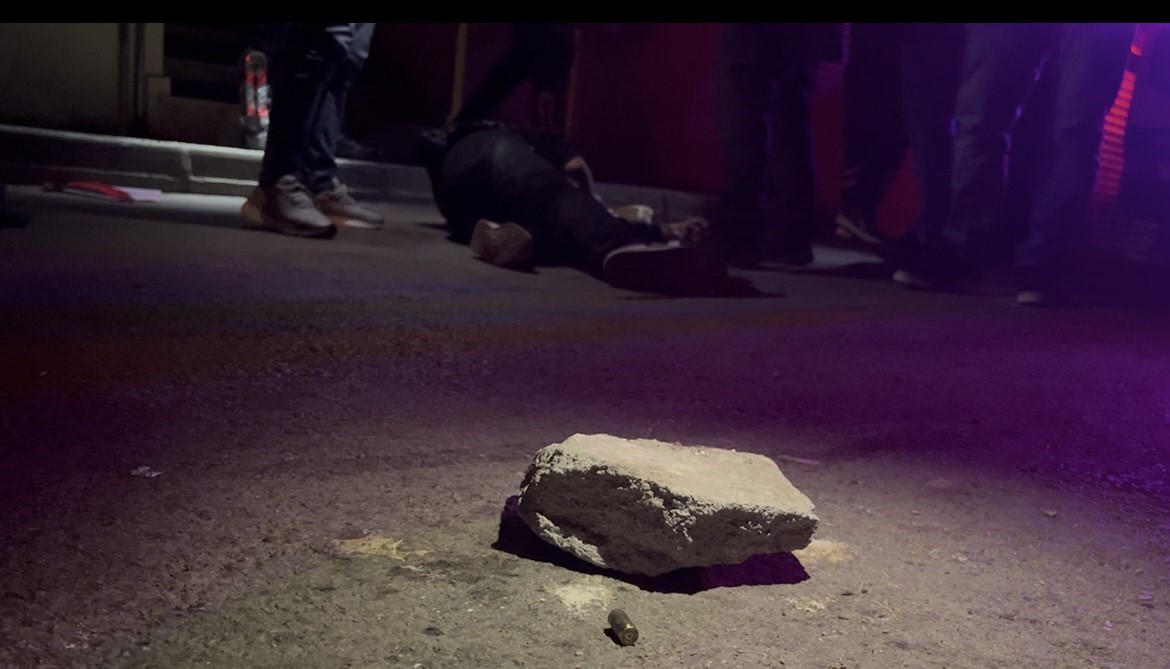 Kalabalık gruba laf attı, dayak yedi: Silahı çekip yanlışlıkla kendini vurdu