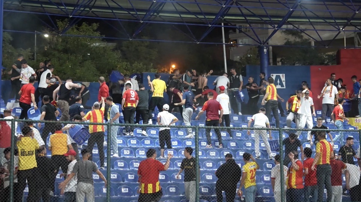 Kayserispor taraftarları tribün koltuklarını kırdı, stadyum zarar gördü