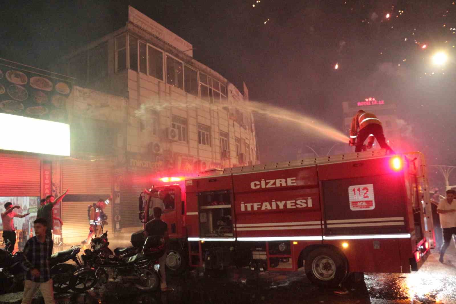 Cizre’deki galibiyet kutlamalarında 3 iş yeri ve 1 araç yandı: 1 itfaiye eri yaralandı