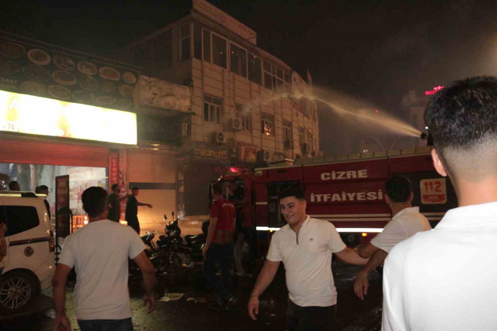 Cizre’deki galibiyet kutlamalarında 3 iş yeri ve 1 araç yandı: 1 itfaiye eri yaralandı