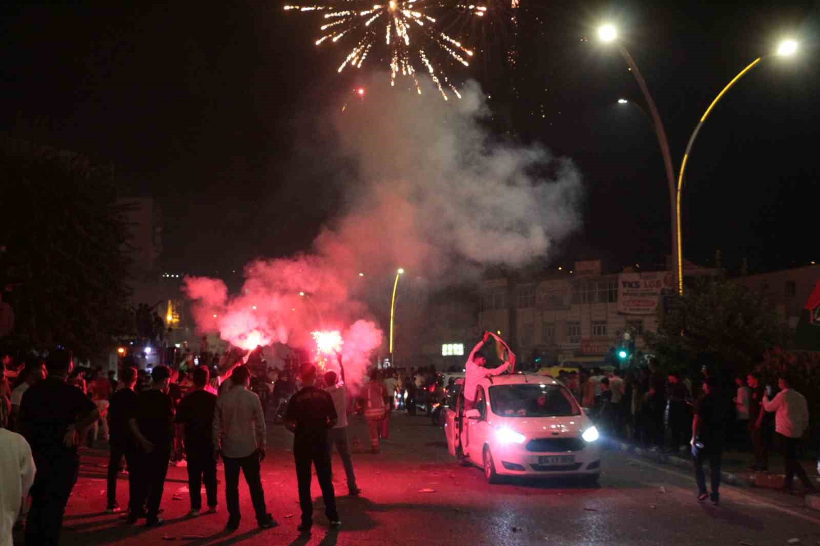 Cizre’deki galibiyet kutlamalarında 3 iş yeri ve 1 araç yandı: 1 itfaiye eri yaralandı