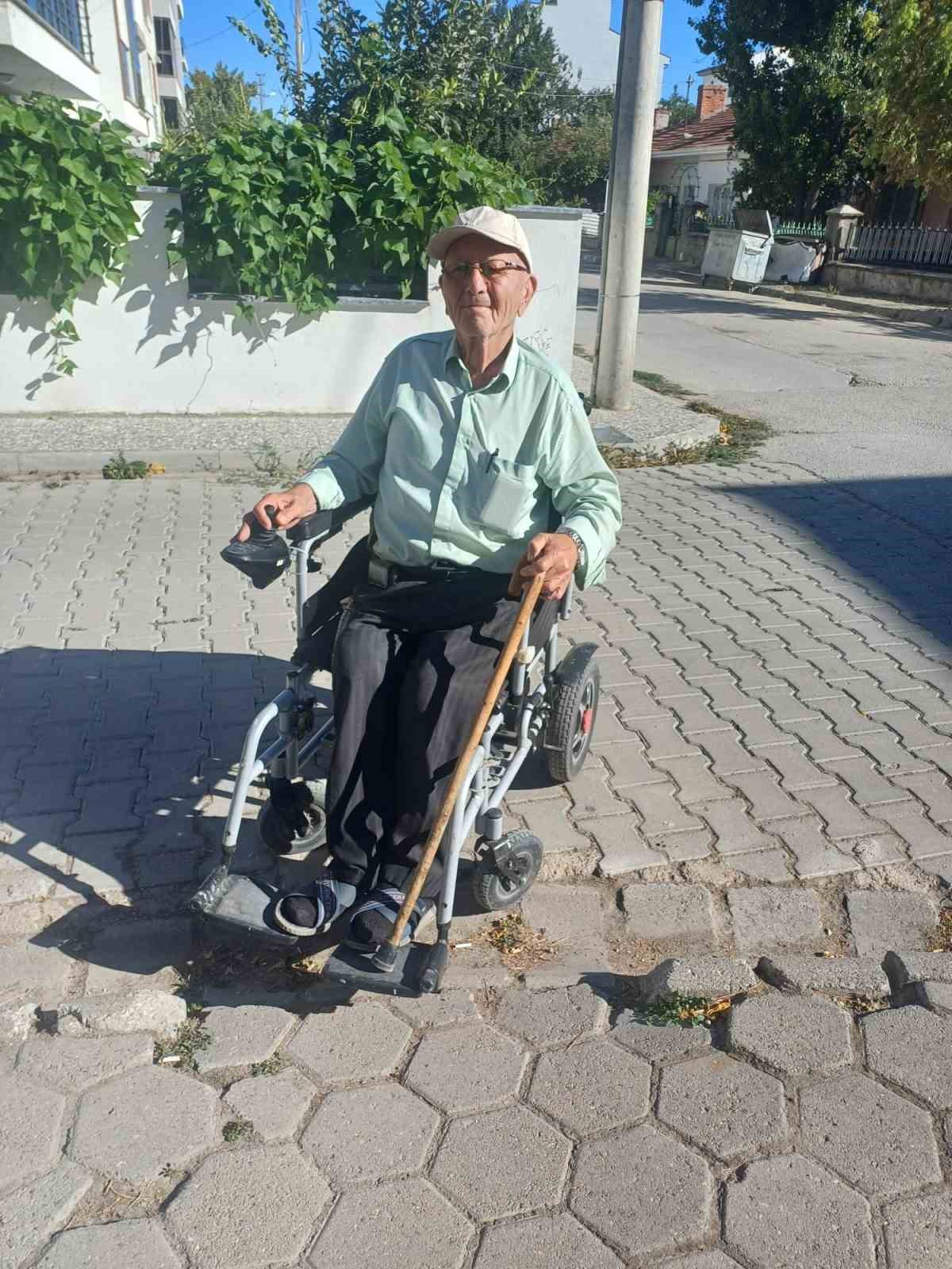 Engelli vatandaşlar bozulan kaldırımı kullanamıyor