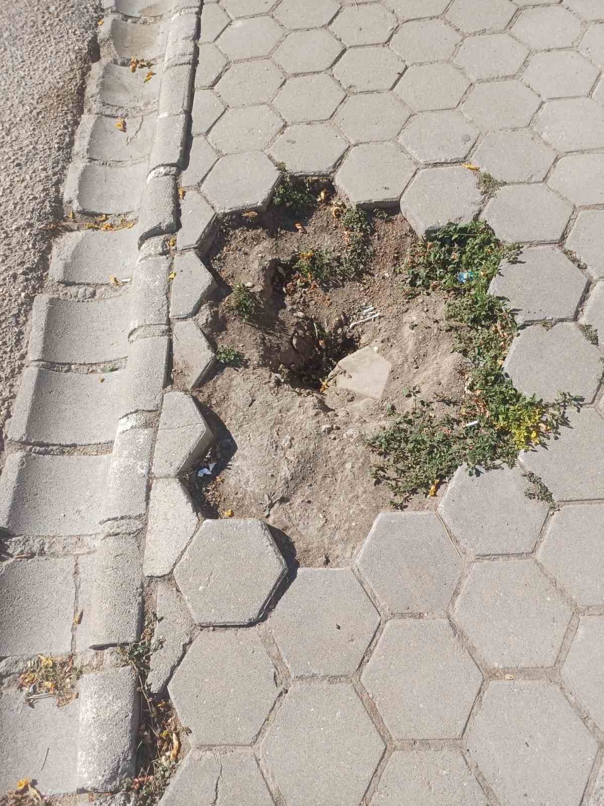 Engelli vatandaşlar bozulan kaldırımı kullanamıyor
