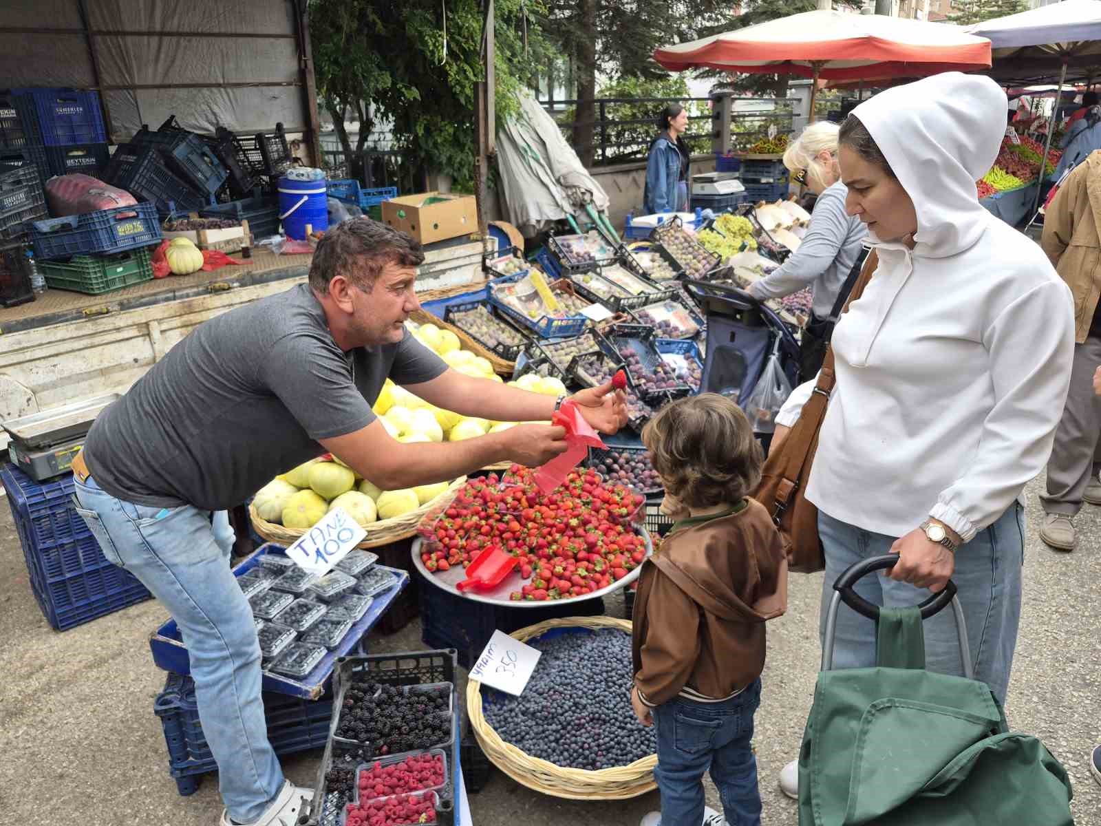 Sonbahar geldi ama pazar tezgahları yazdan kalma