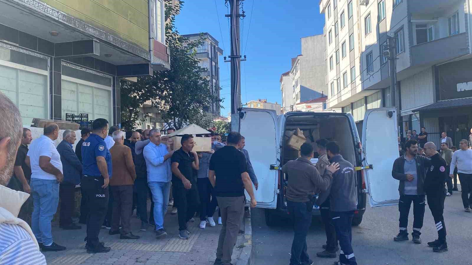 Tartıştığı eşini bıçakla öldürdü