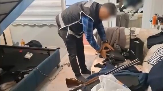 Bursa’da suç örgütleriyle bağlantılı şahıslara operasyon: Çok sayıda silah ve mühimmat ele geçirildi