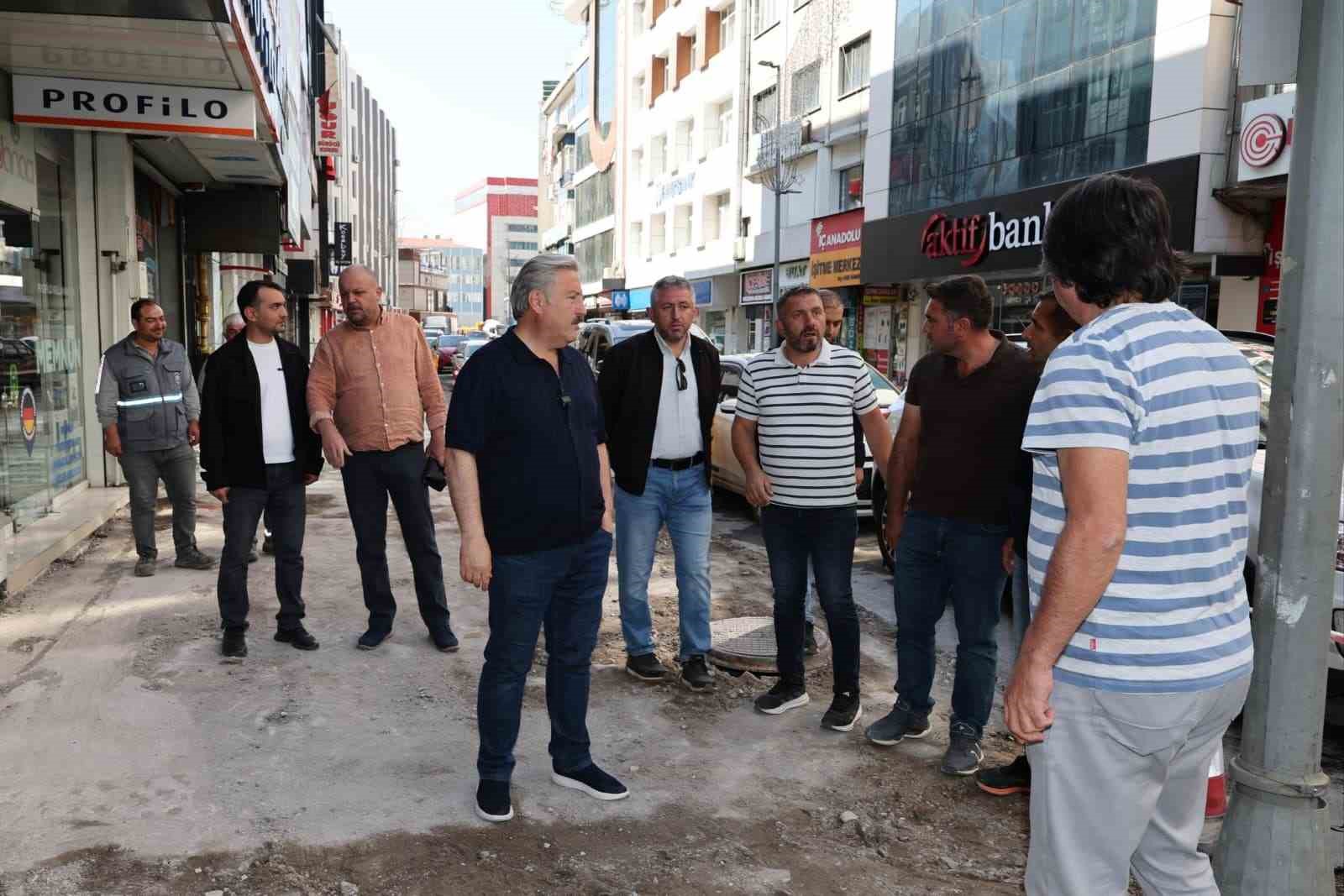 Şehrin merkezindeki caddelerin yaya yolları yenileniyor