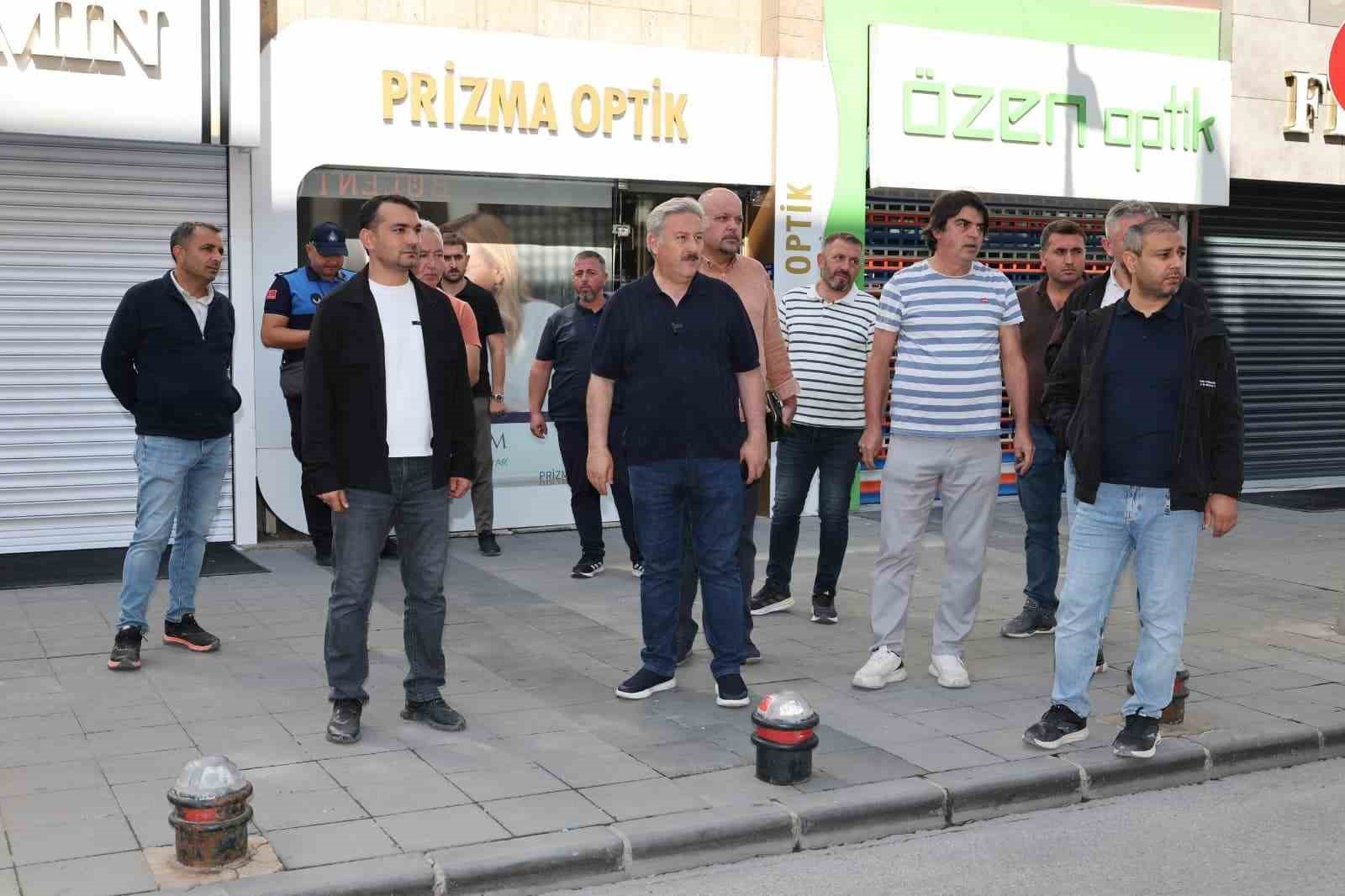 Şehrin merkezindeki caddelerin yaya yolları yenileniyor