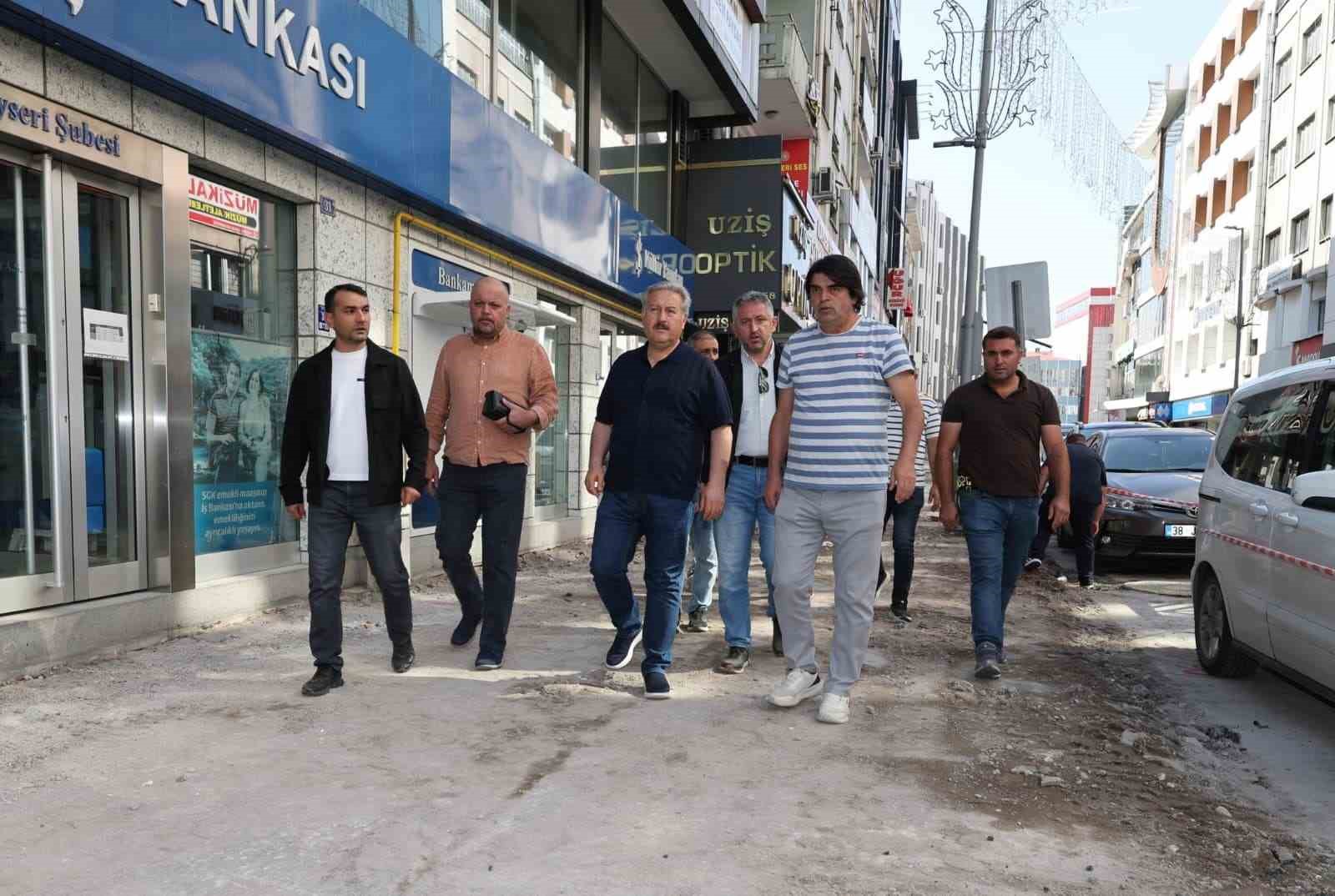 Şehrin merkezindeki caddelerin yaya yolları yenileniyor