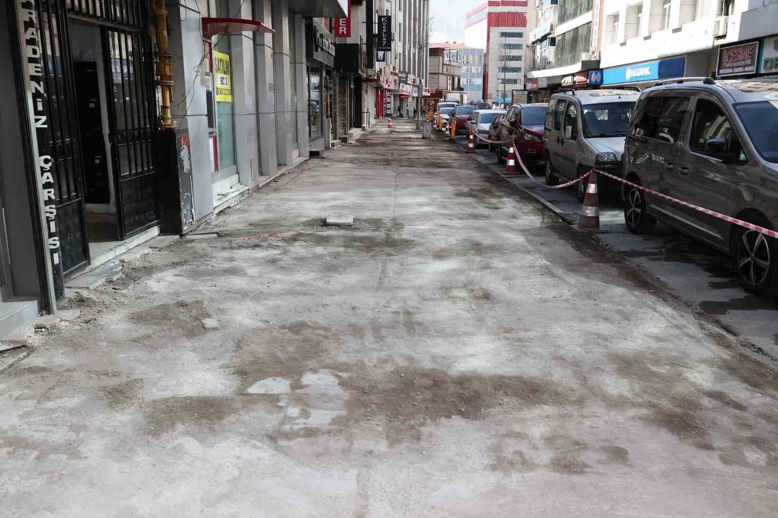 Şehrin merkezindeki caddelerin yaya yolları yenileniyor