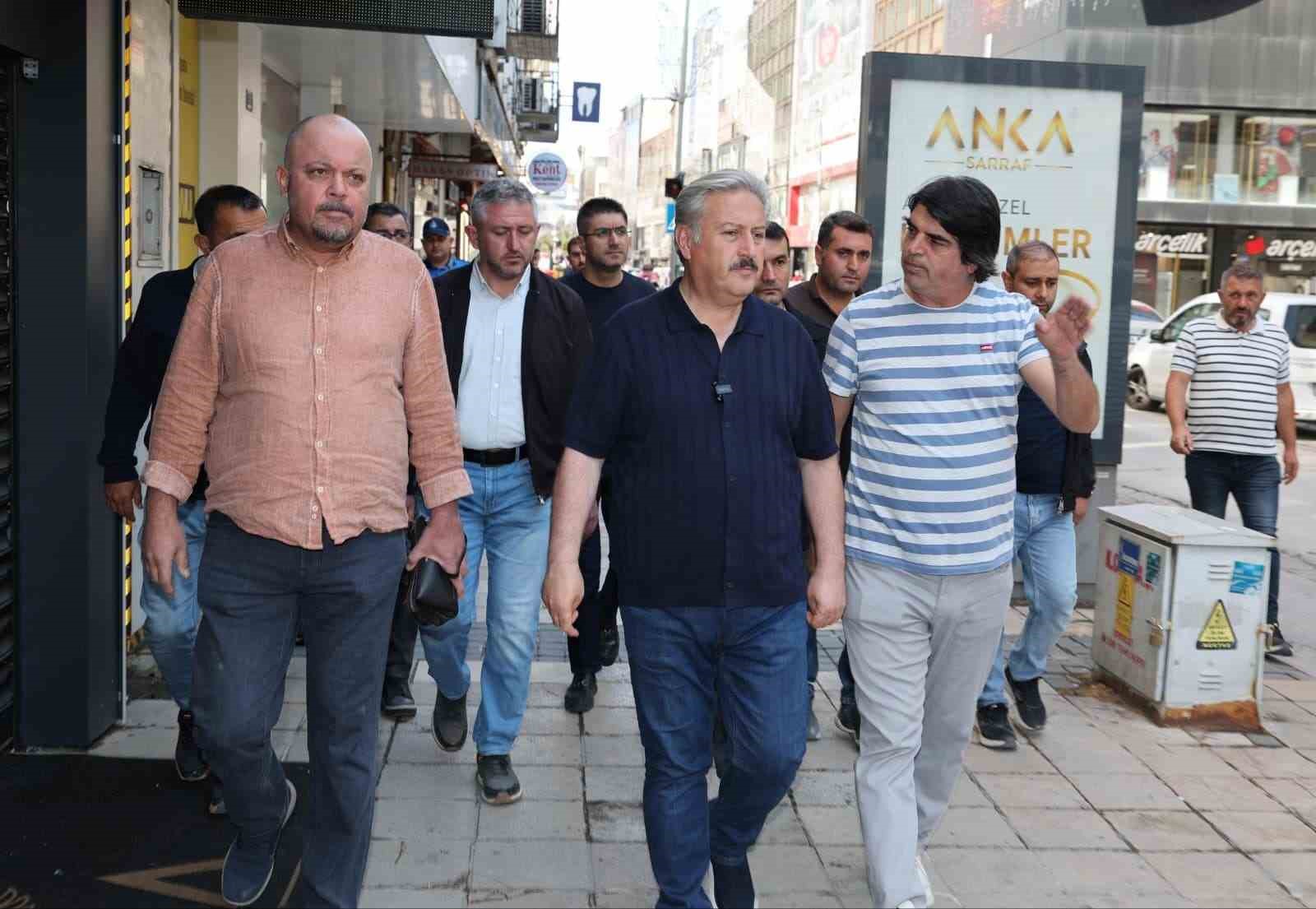 Şehrin merkezindeki caddelerin yaya yolları yenileniyor