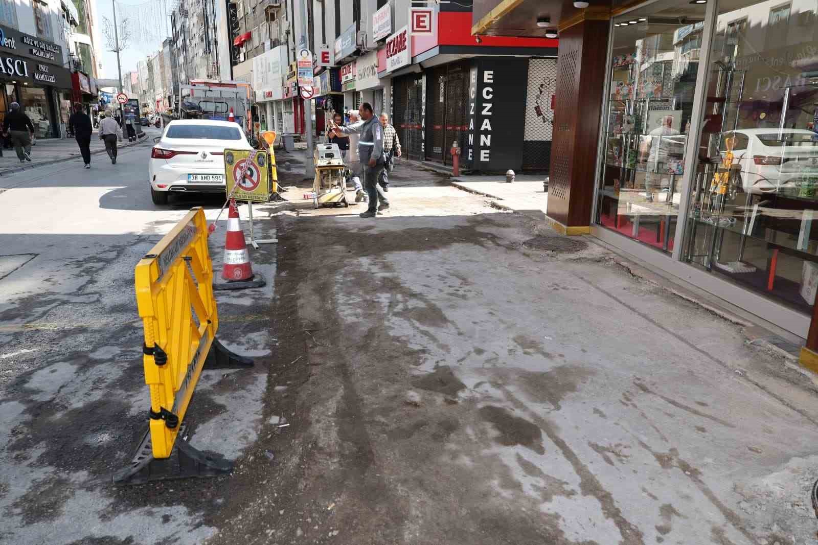 Şehrin merkezindeki caddelerin yaya yolları yenileniyor