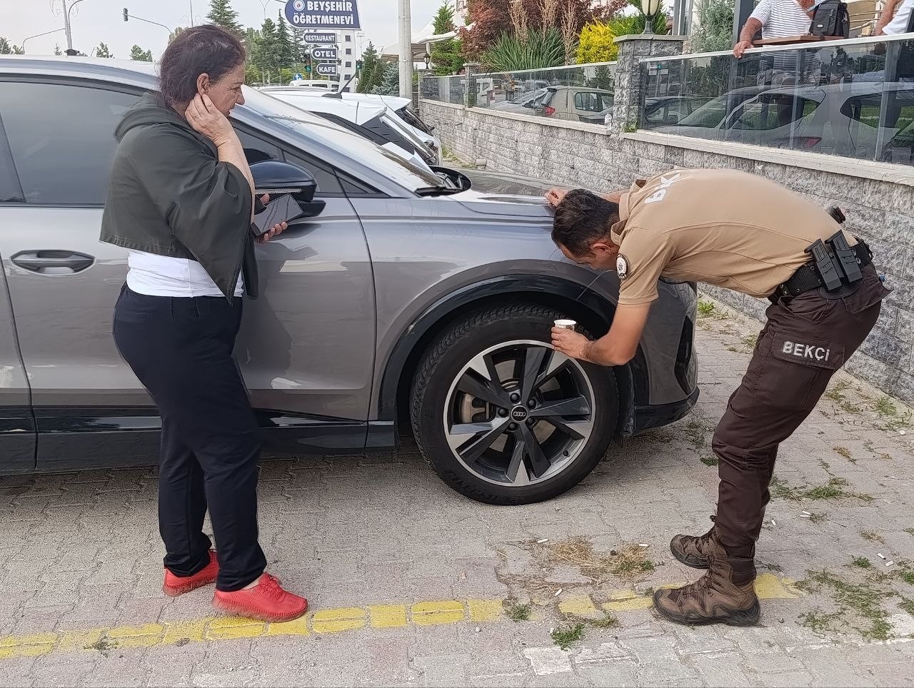 Polis bu kez bir yavru kedi için seferber oldu