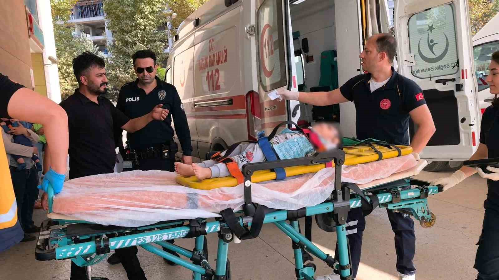 2 yaşındaki çocuk 3. kattan beton zemine düştü