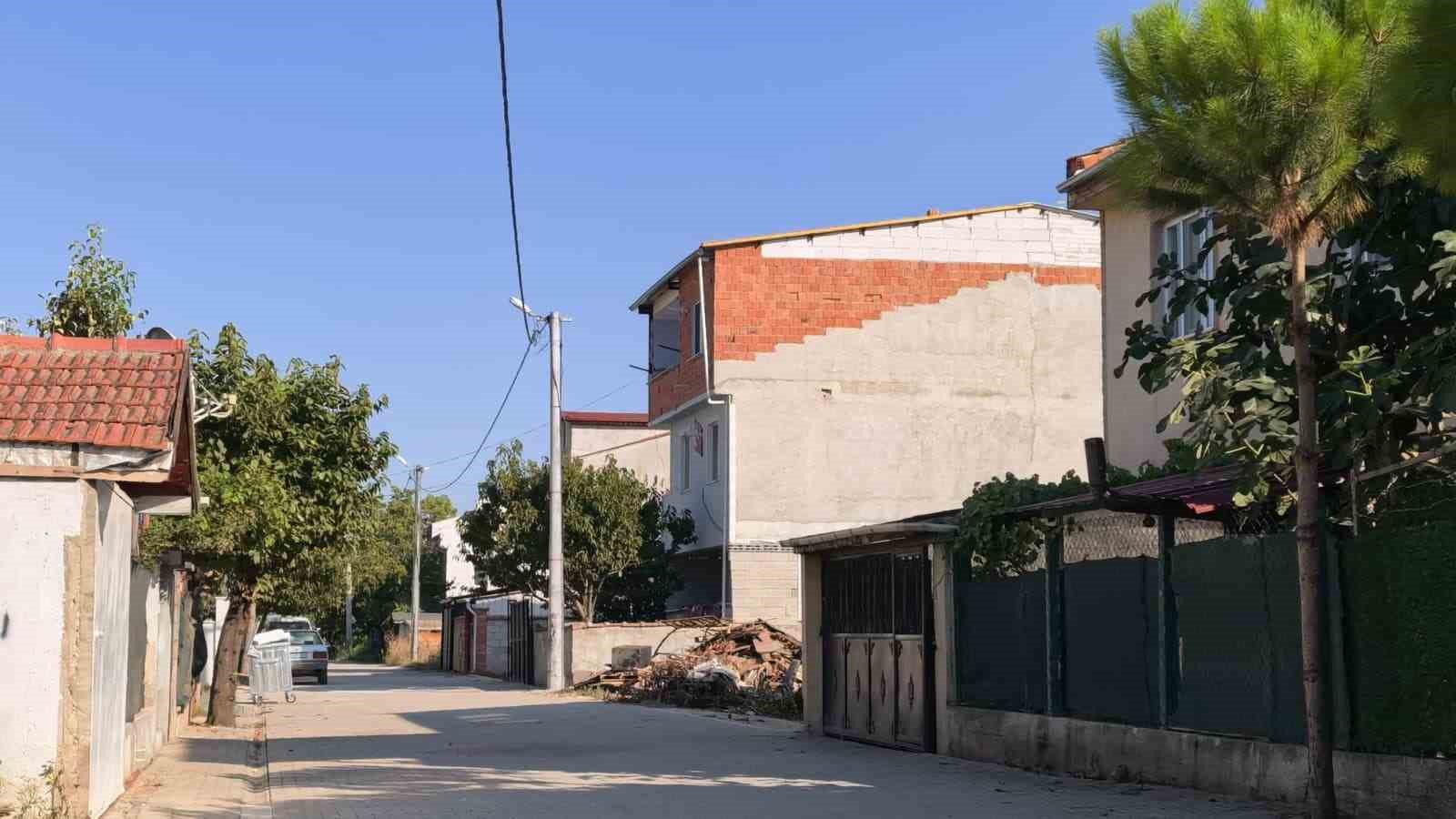 2 yaşındaki çocuk 3. kattan beton zemine düştü