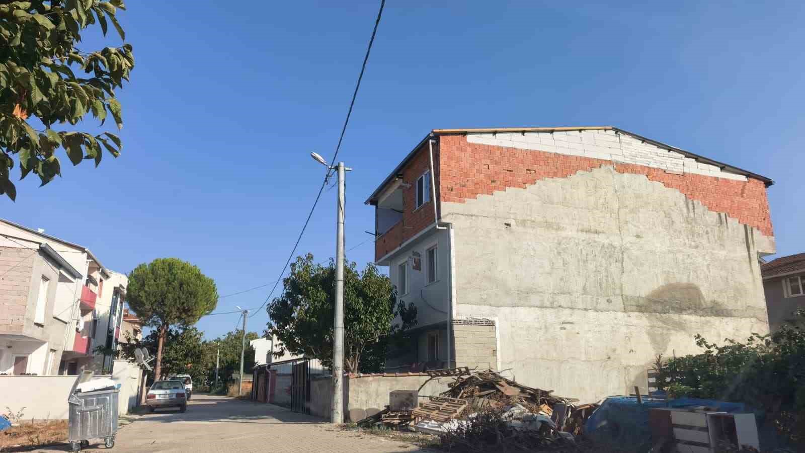 2 yaşındaki çocuk 3. kattan beton zemine düştü