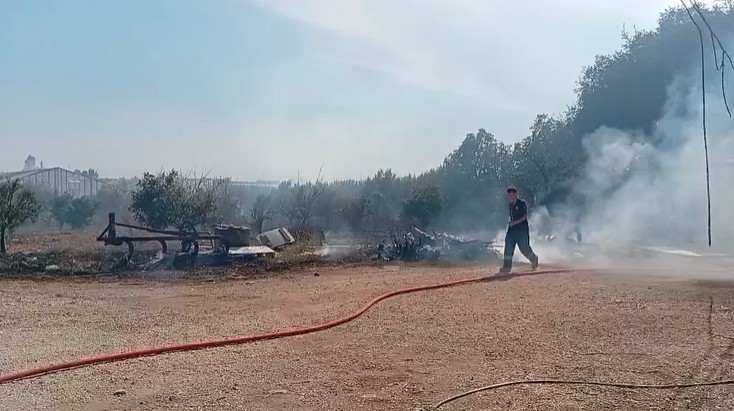 Serik’te çıkan yangında biber serası zarar gördü, alevler eve metreler kala durduruldu
